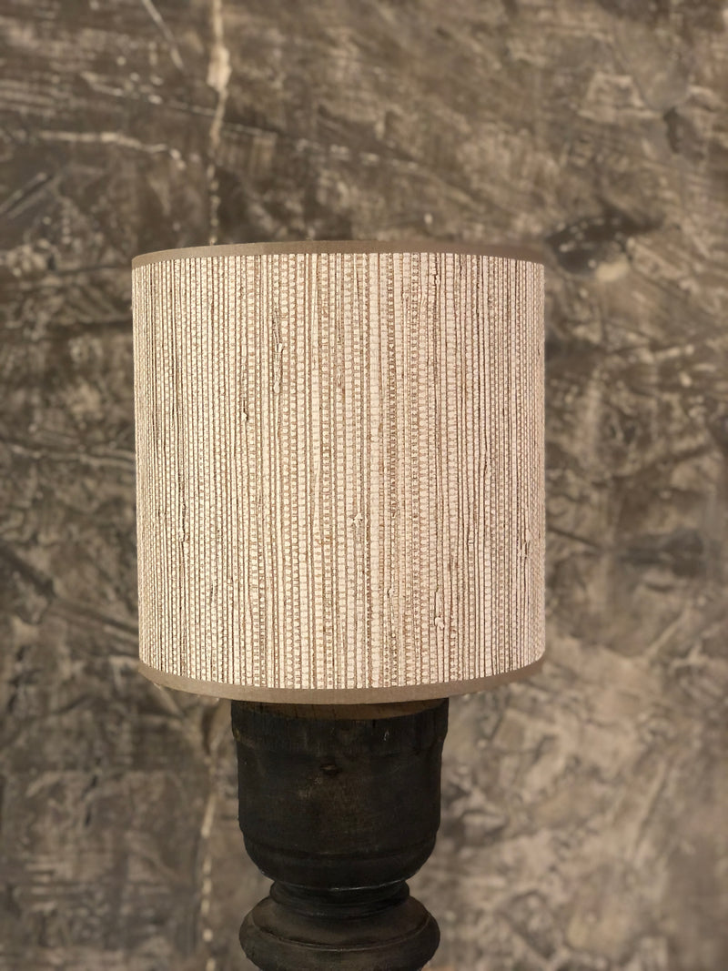 Lampenkap cilinder van ecrukleurig geweven bamboe met taupe boord H20xD20 cm
