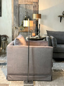 Fauteuil Charlie in een lichtgrijze velours stof met rokje