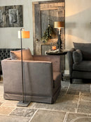 Fauteuil Charlie in een lichtgrijze velours stof met rokje