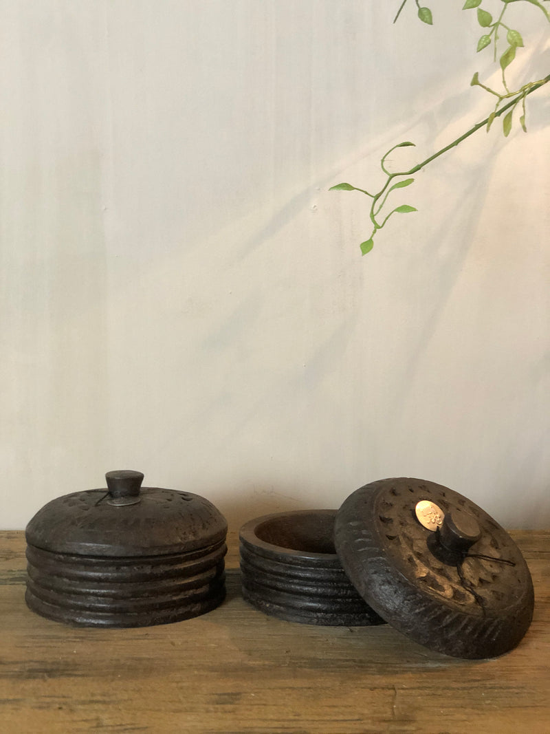 Zwart houten specerijen doosje met deksel
