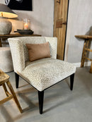 Fauteuil Crosby in een ecru-taupekleurige panterprint velour stof