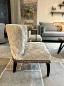 Fauteuil Grace met een zig-zag patroon stof in lichte grijskleur met franjes