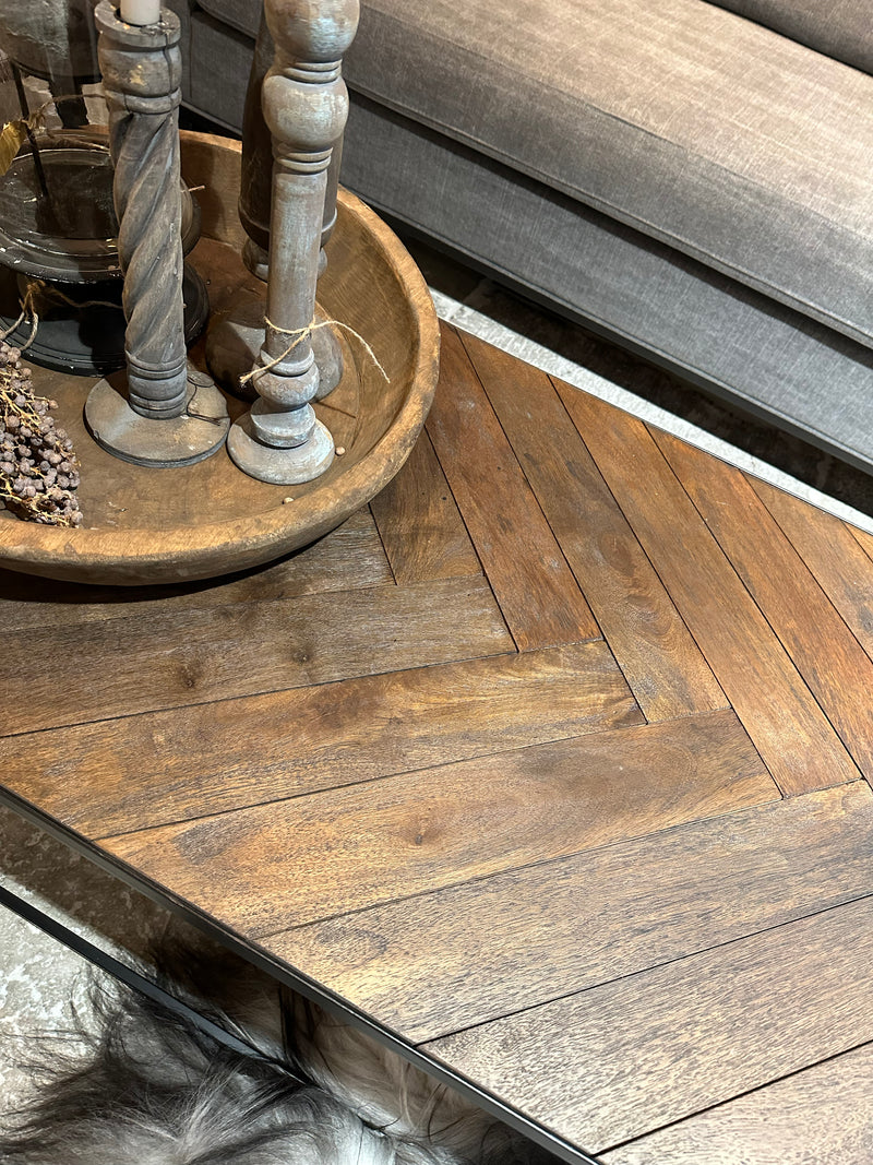 Salontafel van donkerbruin hout met visgraat patroon en stalen onderstel - 120x65x40 cm