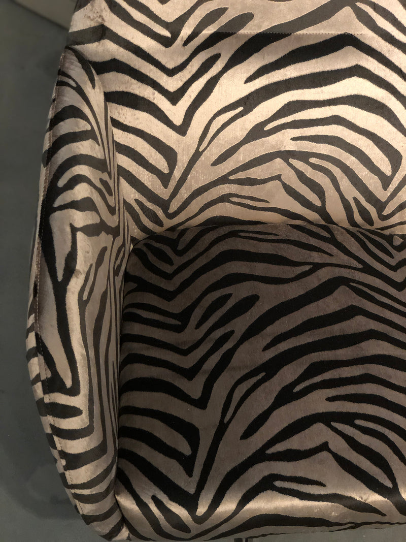 Fauteuil Ties in grijs-zwarte zebra stof met draaipoot