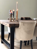 Eettafel Bas met stalen U-poot en grote schroeven