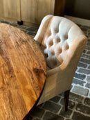 Eetkamerstoel Finn in naturelkleurige velours stof met capitons