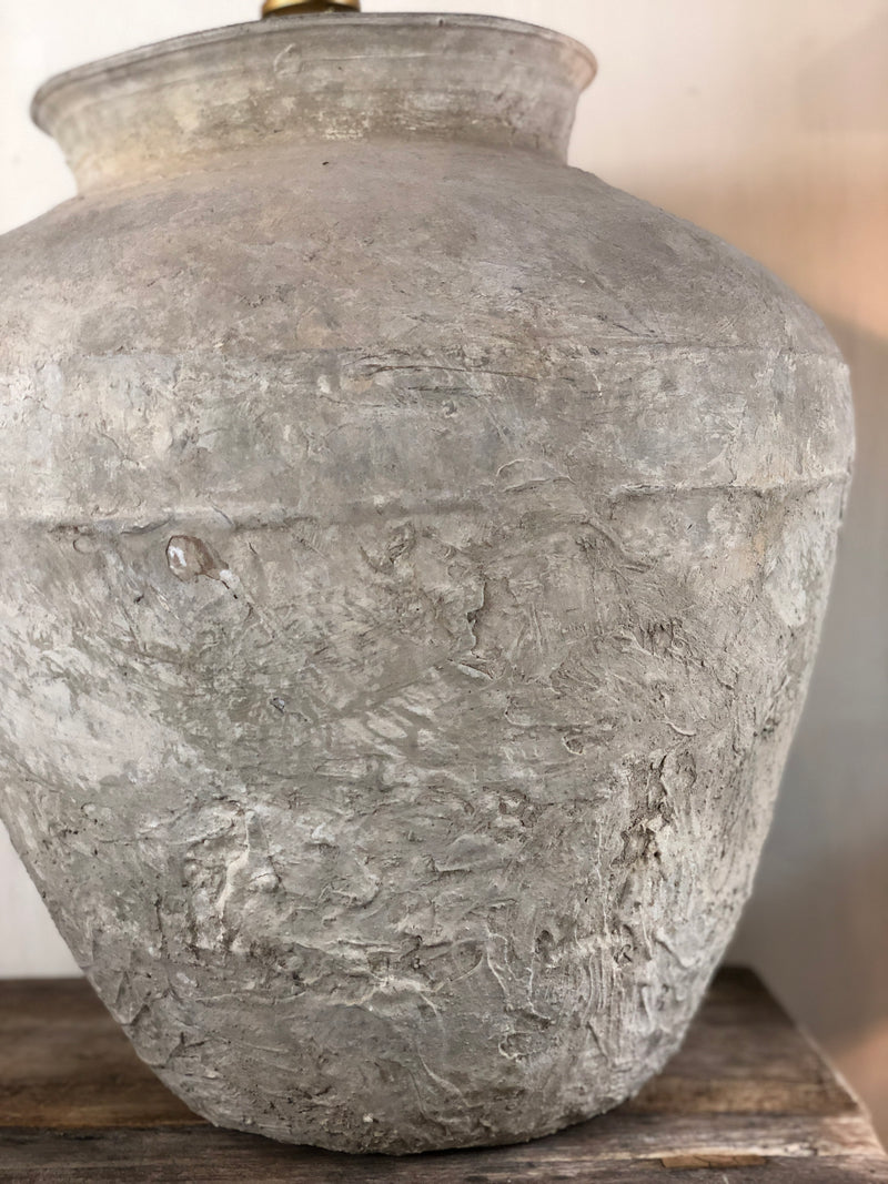 Aura Peeperkorn kruiklamp Loetje - Verweerd grijs aardewerk - 58x60 cm