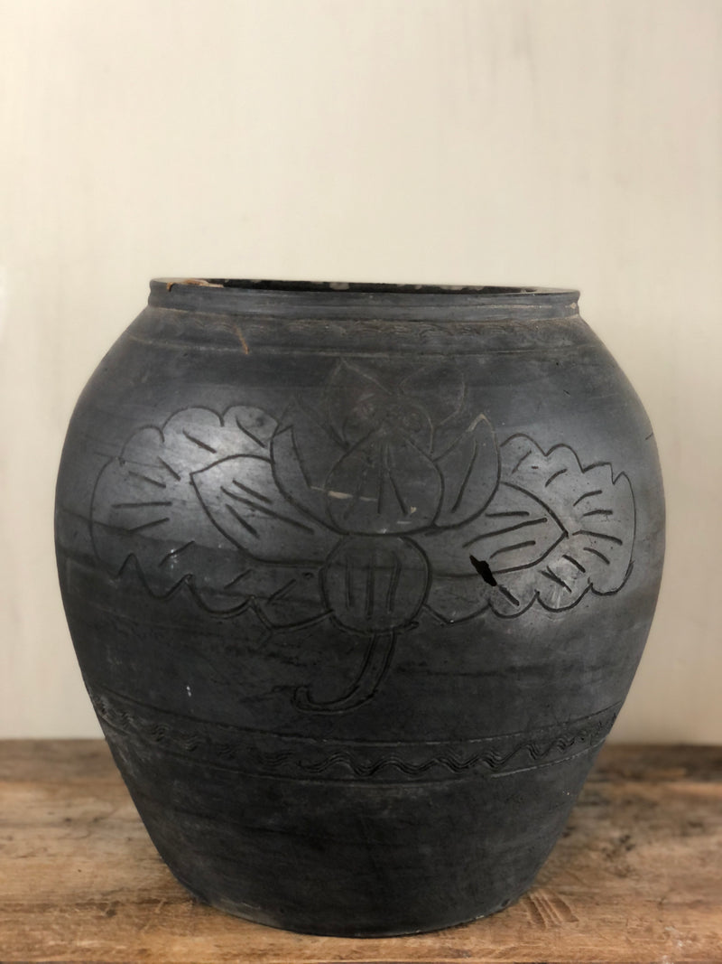 Antieke zwarte pot met snijwerk - 37x33 cm