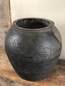 Antieke zwarte pot met snijwerk - 37x33 cm