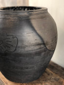 Antieke zwarte pot met snijwerk - 37x33 cm