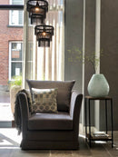 Fauteuil Charlie in een lichtgrijze velours stof met rokje