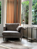 Fauteuil Rosita in gouden velours stof met 1 korte en 1 lange armleuning