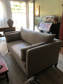 Bank Charlie in een leemkleurige linnen-katoen stof - 2,5 zits