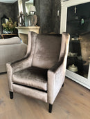 Fauteuil Valerie in een champagnekleurige shiny velours stof