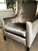 Fauteuil Valerie in een champagnekleurige shiny velours stof