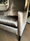 Fauteuil Valerie in een champagnekleurige shiny velours stof
