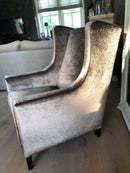 Fauteuil Valerie in een champagnekleurige shiny velours stof