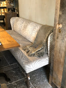 Eetkamerbank Gina in een lichtgrijze-zilveren zebra velours stof - 200 cm