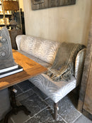 Eetkamerbank Gina in een lichtgrijze-zilveren zebra velours stof - 200 cm