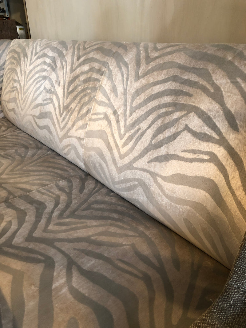 Eetkamerbank Gina in een lichtgrijze-zilveren zebra velours stof - 200 cm
