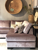 Hoekbank Monti 2,5-zits met eiland in een champagnekleurige velours stof