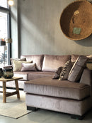 Hoekbank Monti 2,5-zits met eiland in een champagnekleurige velours stof