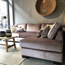 Hoekbank Monti 2,5-zits met eiland in een champagnekleurige velours stof