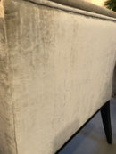 Fauteuil Crosby in een ecrukleurige croco velours stof