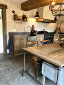 Eettafel van grof hout met stalen onderstel en wielen 270x100 cm