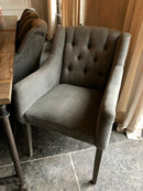 Eetkamerstoel Katja in grijze linnen-katoen stof met gecapitonneerde rugleuning