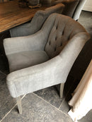 Eetkamerstoel Katja in grijze linnen-katoen stof met gecapitonneerde rugleuning