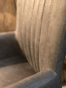 Eetkamerstoel Oscar in antraciet leercombinatie met skatewieltjes