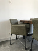 Eetkamerstoel Randy in groen PU-leder met skatewieltjes